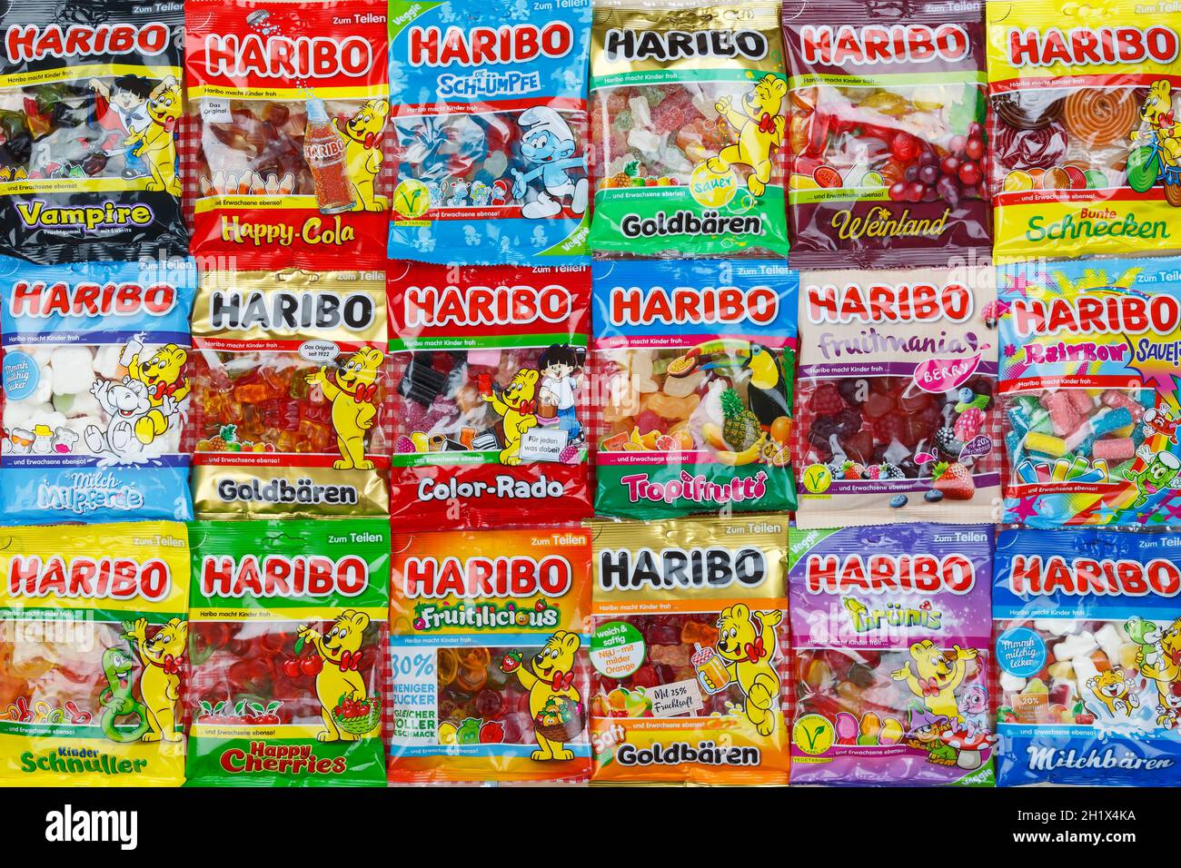 Stuttgart, Deutschland - 7. März 2021: Haribo Gummibär Gummibärchen Süßigkeiten verschiedene Arten Varieté Hintergrund in Stuttgart, Deutschland. Stockfoto