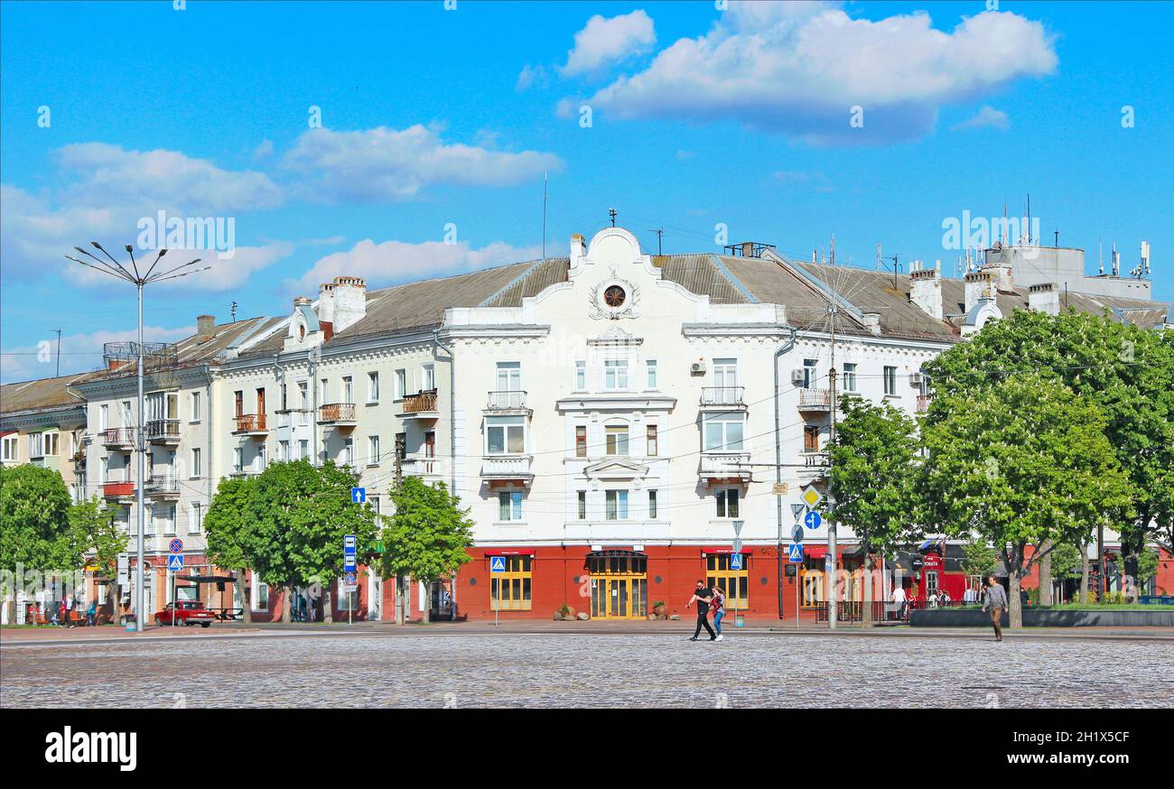 Stadtplatz mit blühenden Kastanien. Zentrale Lage in der Stadt Tschernihiv mit schöner Aussicht auf die Gebäude. Die Menschen gehen auf dem Platz in der Stadt Tschernihiw. Sp Stockfoto