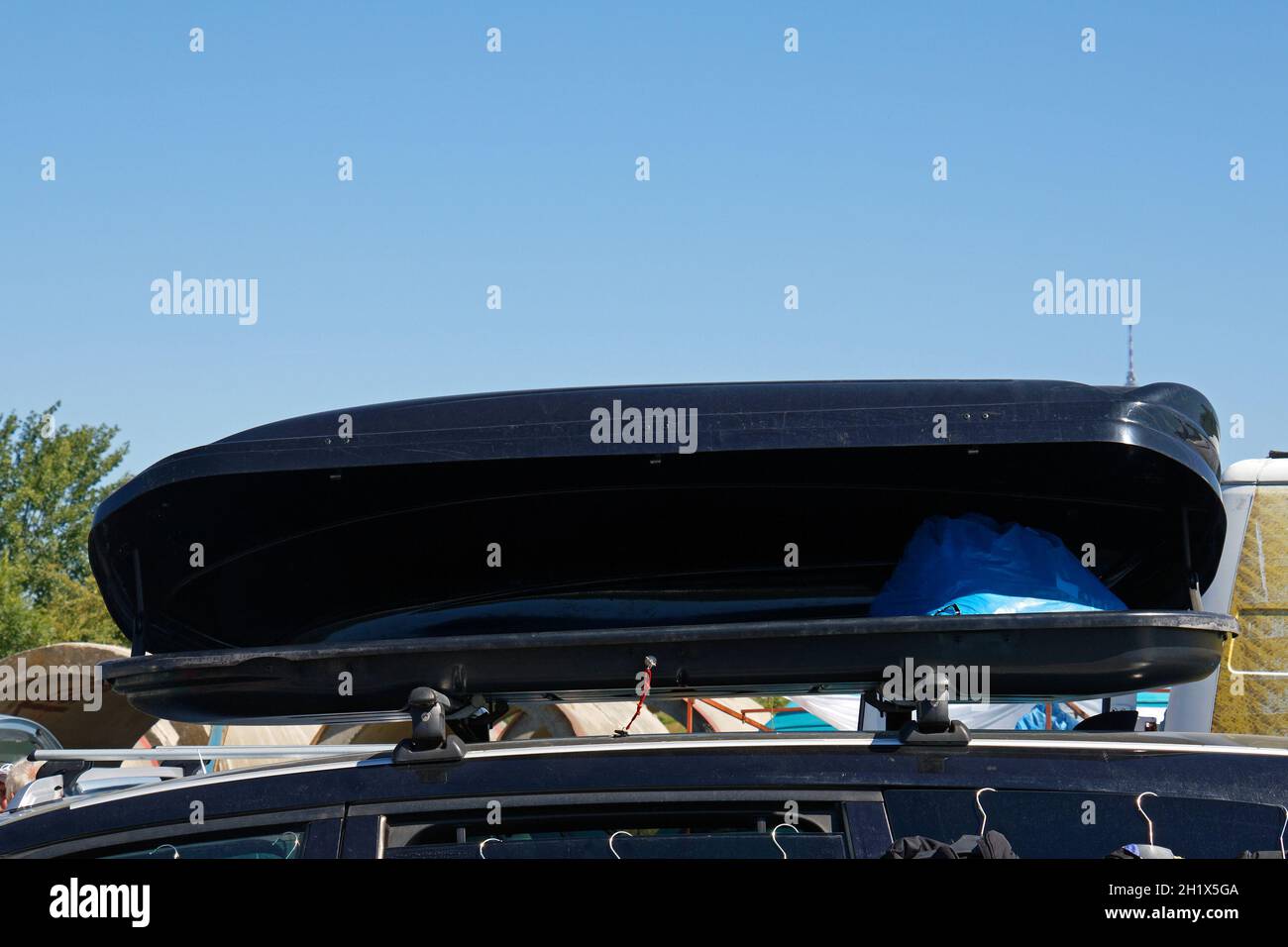 Gepäckbox auf dem Dach mit Auto voll mit Sachen für den Familienurlaub  Stockfotografie - Alamy
