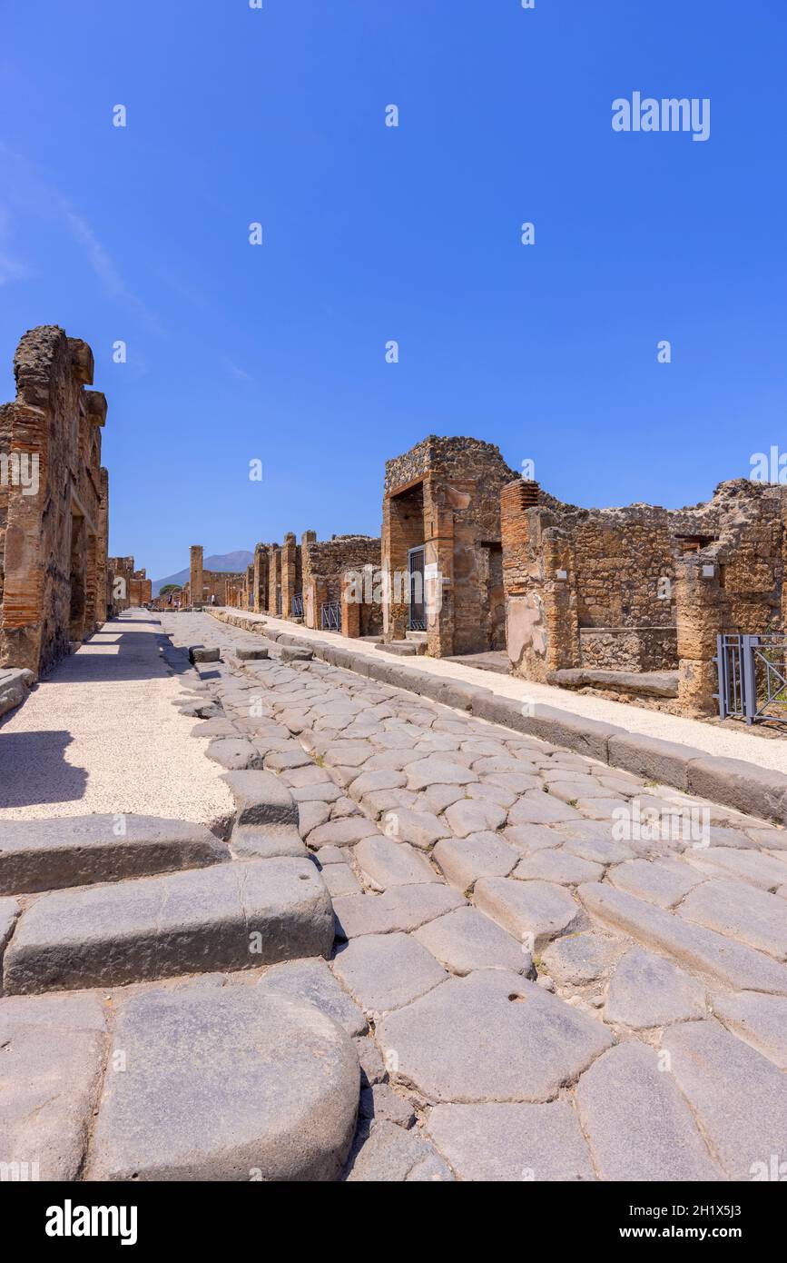 Pompeji, Neapel, Italien - 26. Juni 2021: Ruinen einer antiken Stadt, die durch den Ausbruch des Vulkans Vesuv im Jahr 79 n. Chr. in der Nähe von Neapel zerstört wurde. Blick auf ein o Stockfoto