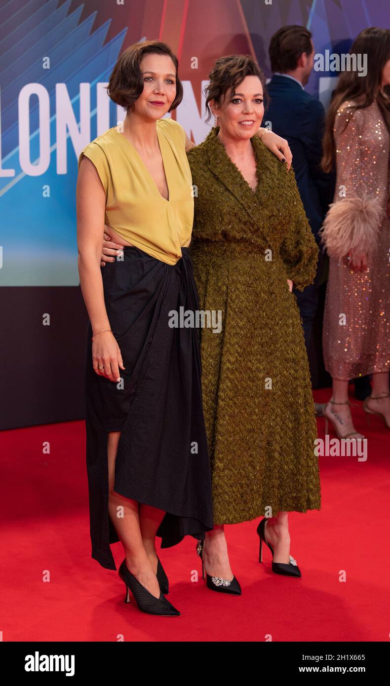 LONDON, ENGLAND - 13. OKTOBER: Maggie Gyllenhaal und Olivia Colman nehmen an der Gala-Premiere für "The Lost Daughter" während der 65. BFI London Film Fes Teil Stockfoto