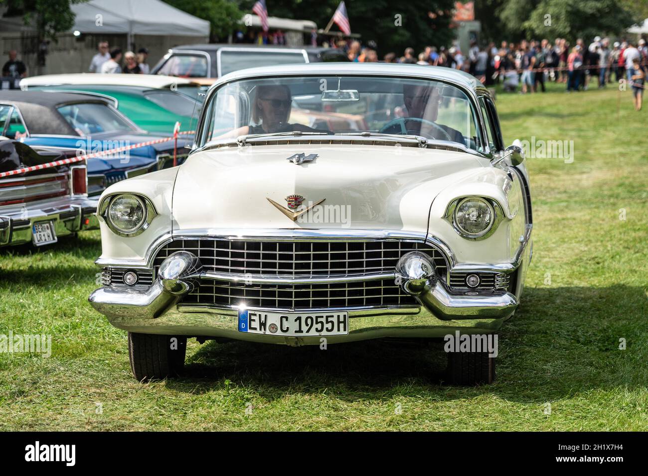 DIEDERSDORF, DEUTSCHLAND - 21. AUGUST 2021: Der Luxuswagen Cadillac Series 62 Coupe de Ville, 1955. Die Ausstellung von 'US Car Classics'. Stockfoto