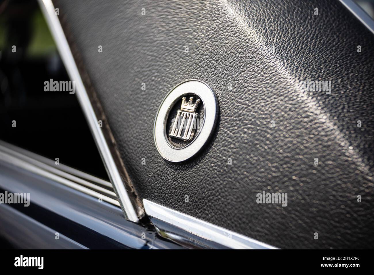 DIEDERSDORF, DEUTSCHLAND - 21. AUGUST 2021: Das Emblem des Vollformatwagens Ford Galaxie 500 LTD Die Ausstellung von 'US Car Classics'. Stockfoto