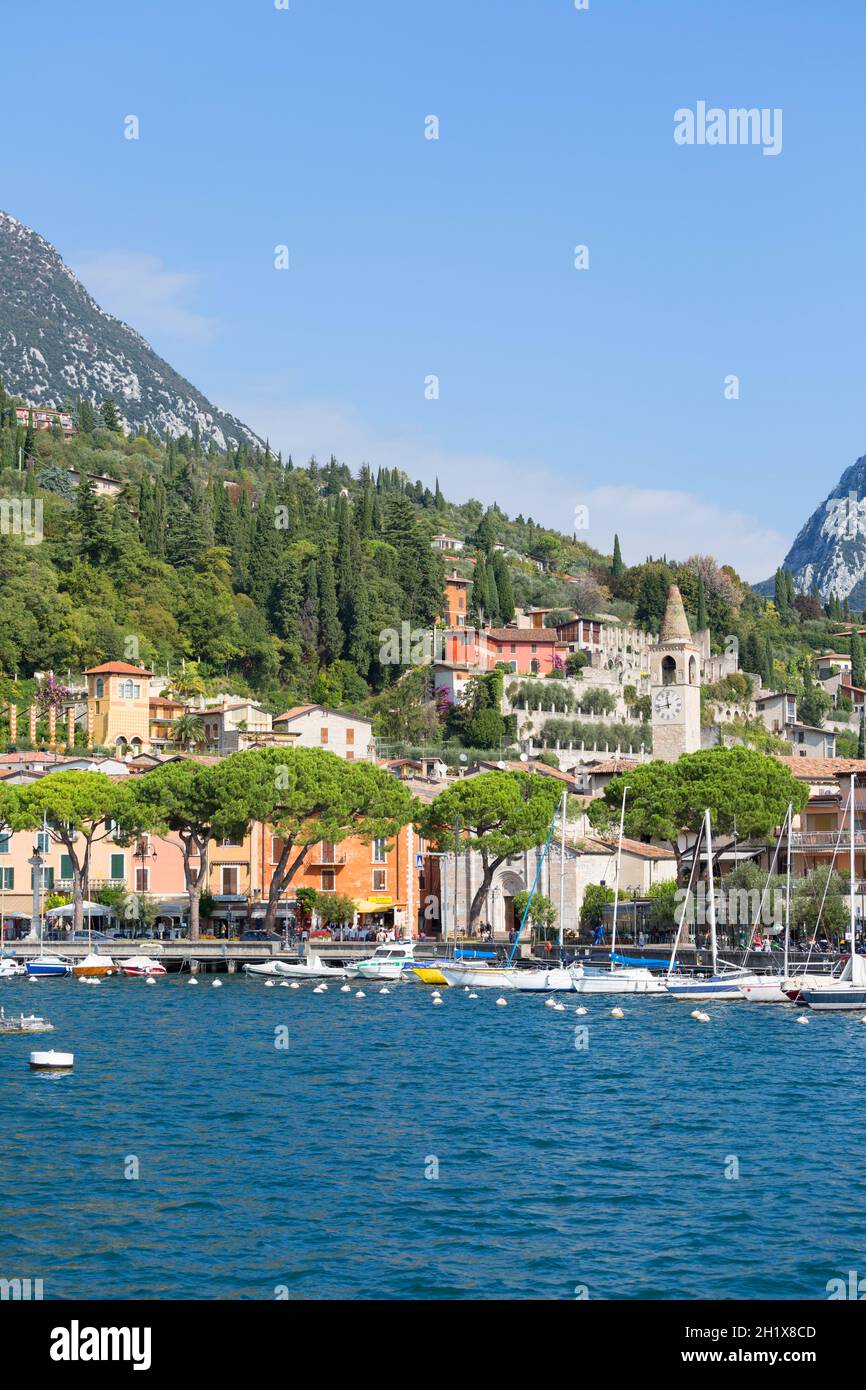 Gardasee, Italien - 30. September 2018: Gardasee, der größte See Italiens, am Rande der Dolomiten gelegen, Blick auf die Stadt Toscolano-Mad Stockfoto