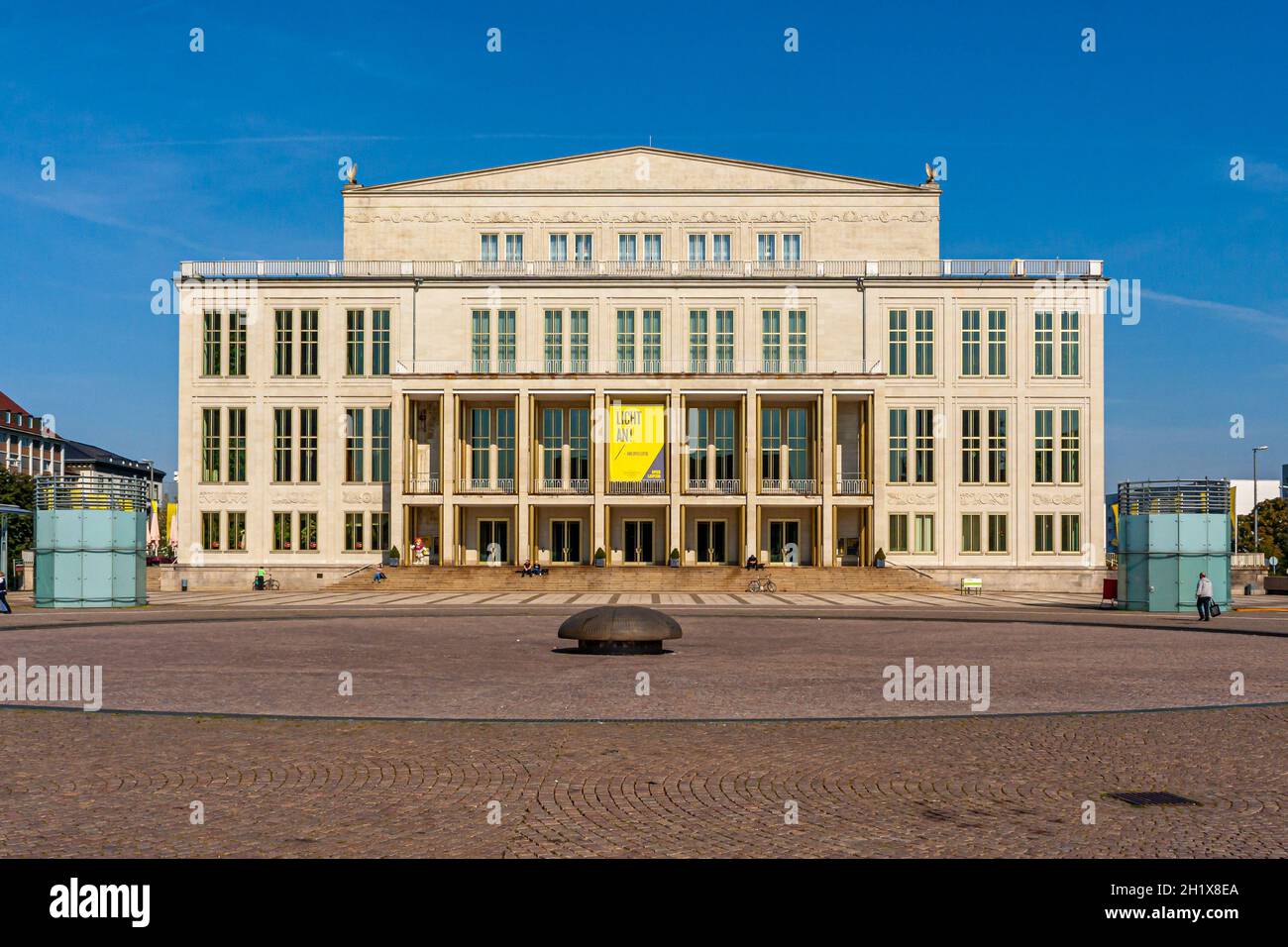 Leipzig, Deutschland: 26. September 2011: Blick auf das im neoklassizistischen Stil erbaute leipziger Opernhaus am Augustusplatz Stockfoto