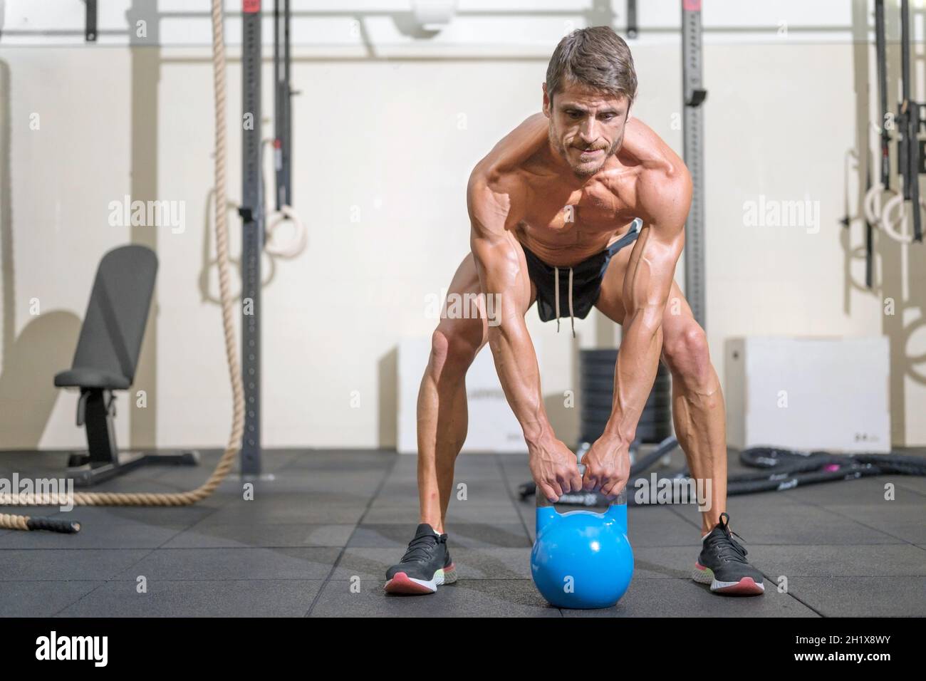 Young Fit Mann Training mit Kettlebells. Hochwertige Fotos Stockfoto