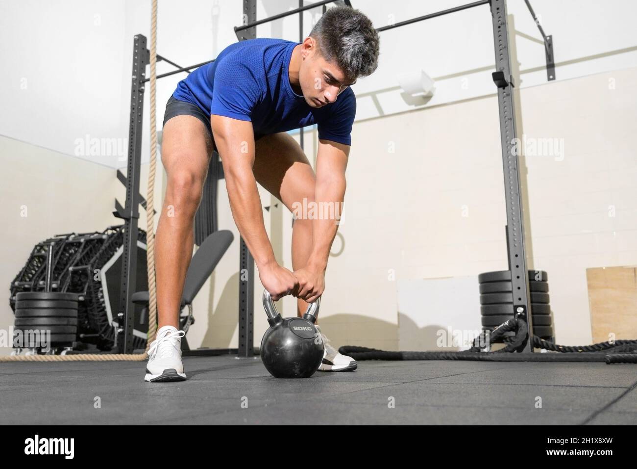 Young Fit Mann Training mit Kettlebells. Hochwertige Fotos Stockfoto