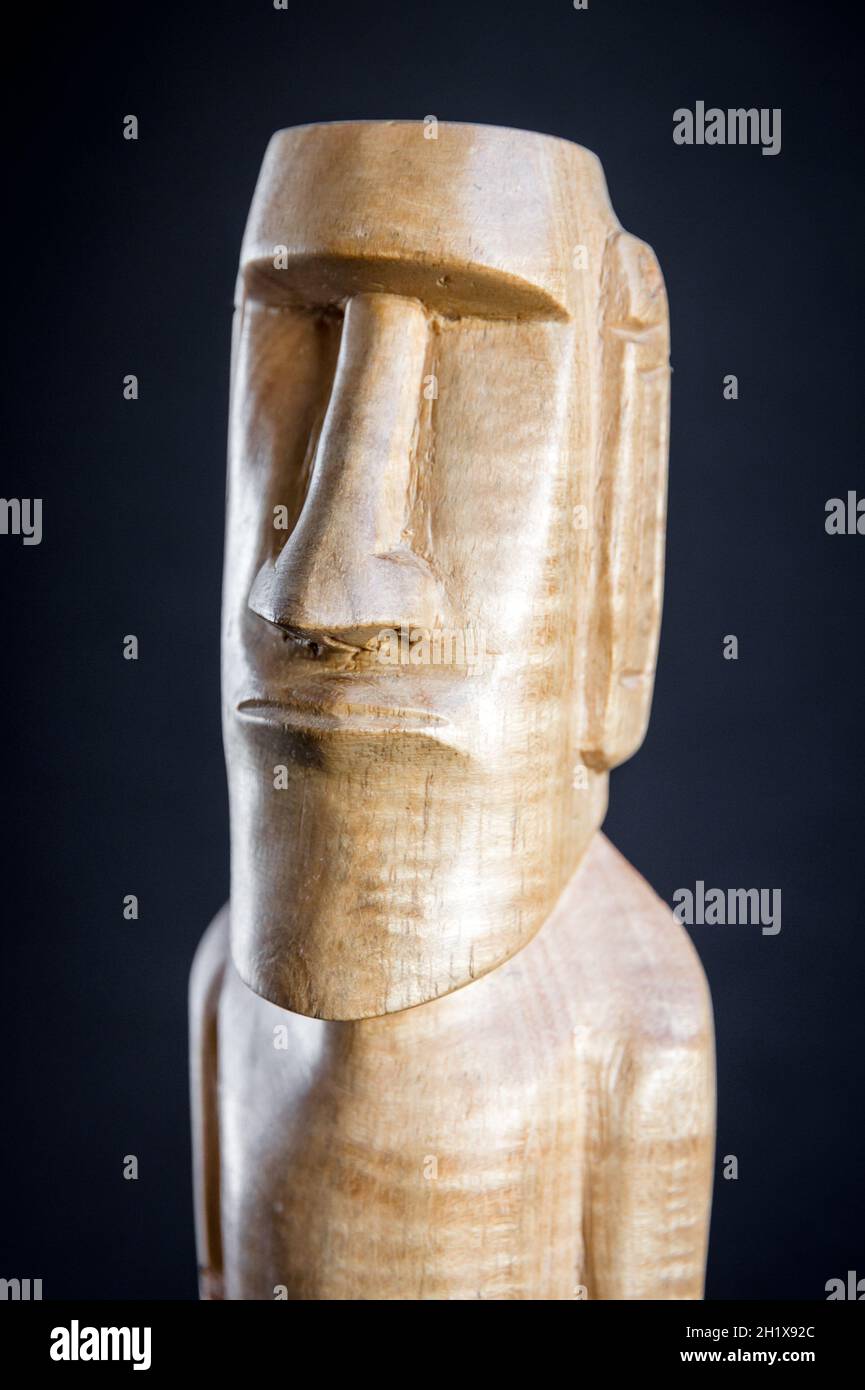 Traditionelle Holzstatue eines Moai von der Osterinsel. Dunkler Hintergrund Stockfoto