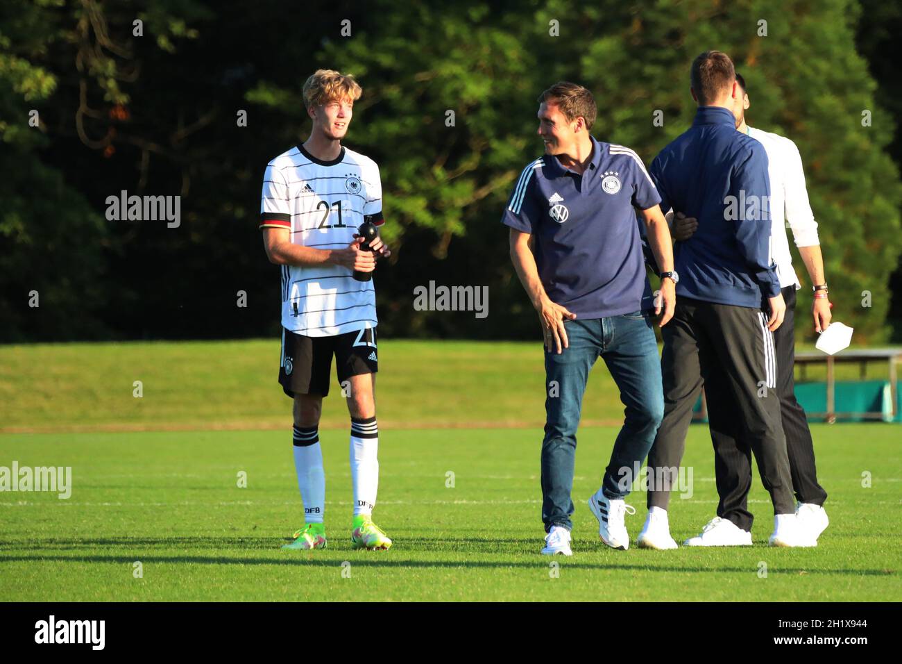 Trainer Hannes Wolf (DFB U 19 Deutschland) freut sich mit Jascha Brandt (SV  Werder Bremen (Deutschland) über den knappen 1:0 Erfolg über die Schweiz b  Stockfotografie - Alamy