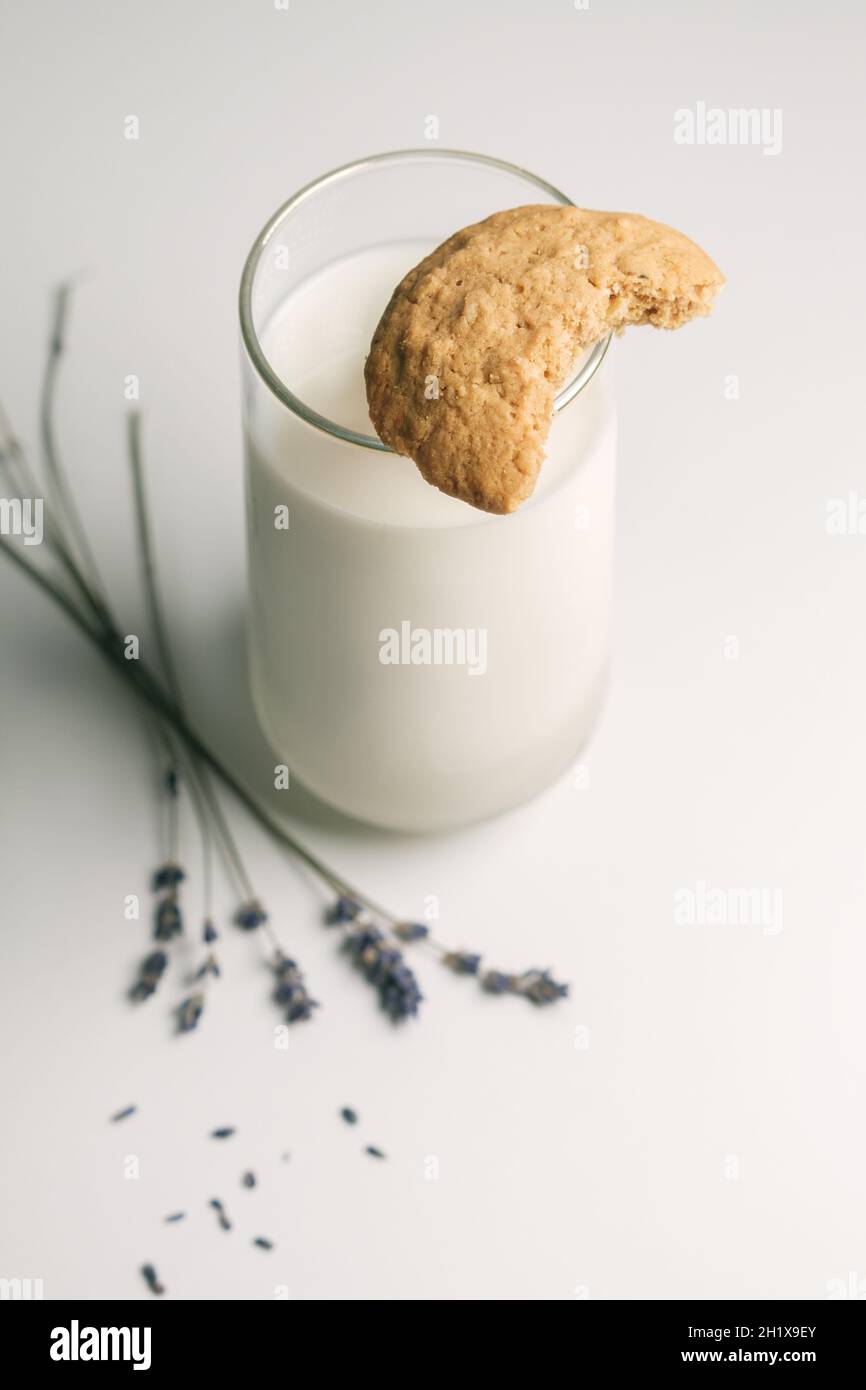 Plätzchen auf ein Glas Milch abgebissen Stockfoto