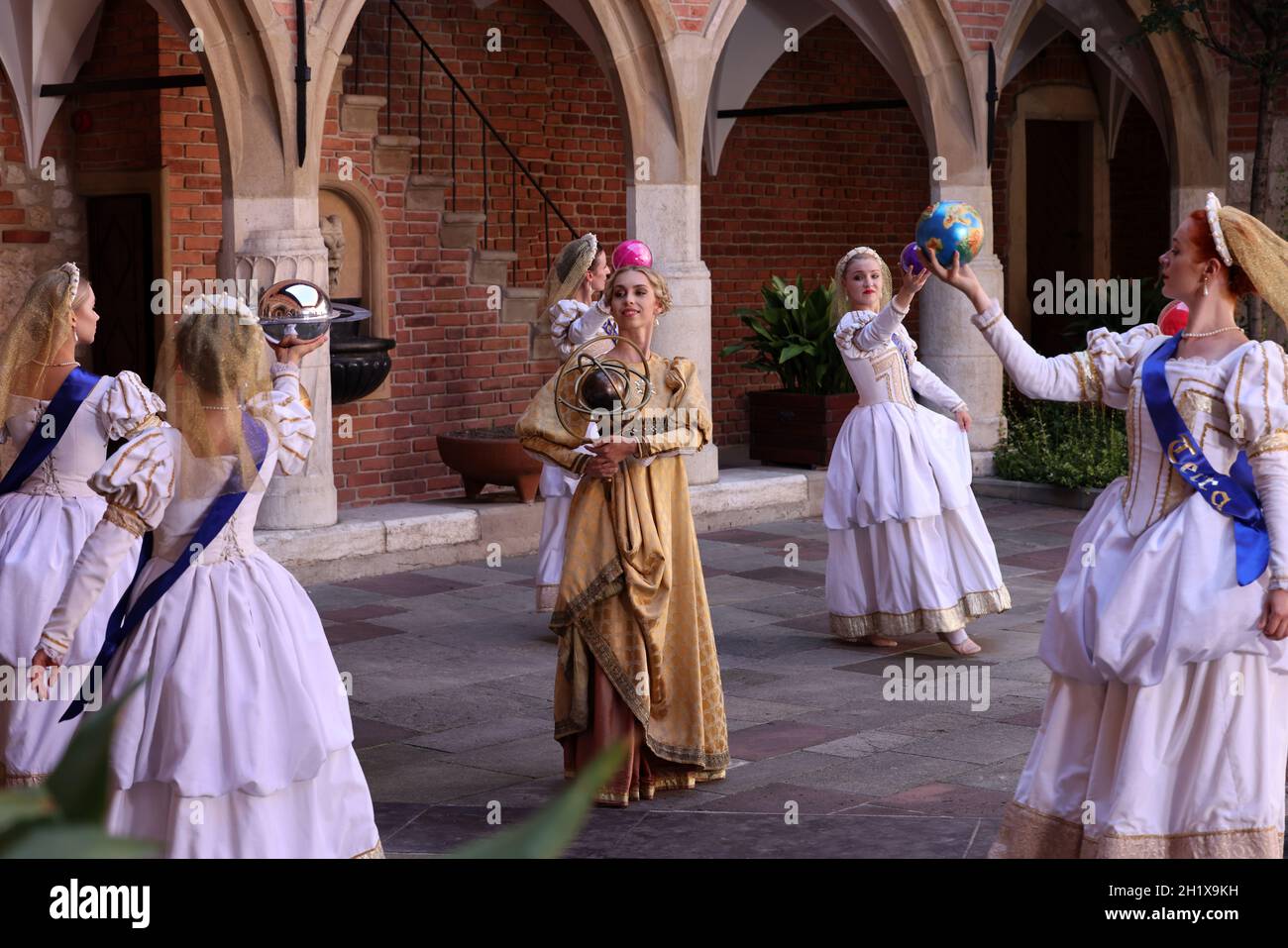 Krakau, Polen - 29. Juli 2021: Aufführung - Harmonia Mundi mit dem Cracovia Danza Ballet im Innenhof des Collegium Maius des Jagiell Stockfoto