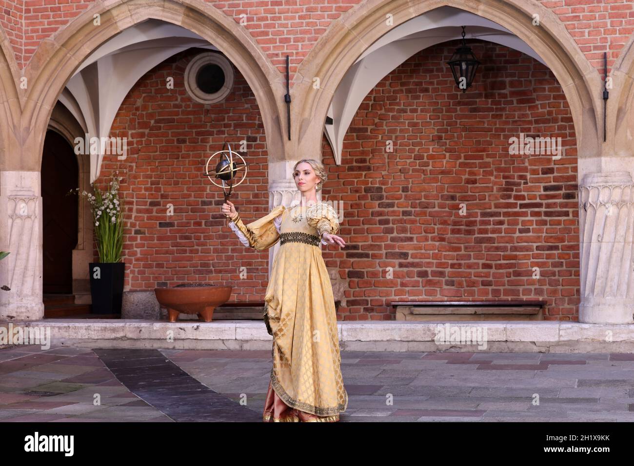 Krakau, Polen - 29. Juli 2021: Aufführung - Harmonia Mundi mit dem Cracovia Danza Ballet im Innenhof des Collegium Maius des Jagiell Stockfoto