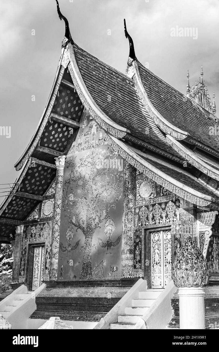 Schwarz-Weiß-Bild des Wat Xieng Thong buddhistischen Tempels der Goldenen Stadt Luang Prabang Laos. Stockfoto