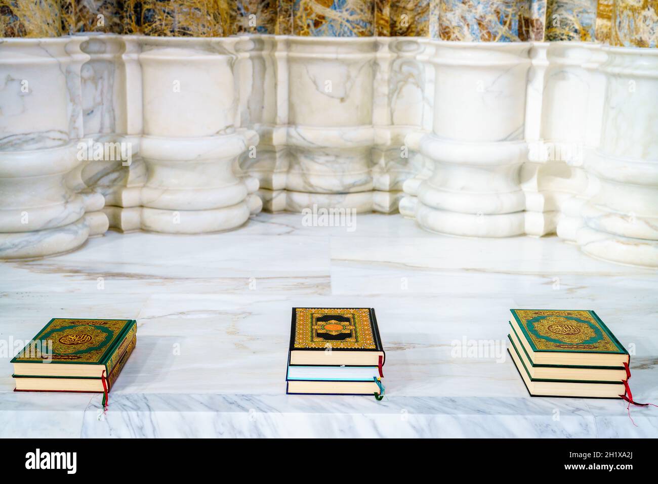 Heilige Koran Bücher in einer Nische an einer Moschee Stockfoto