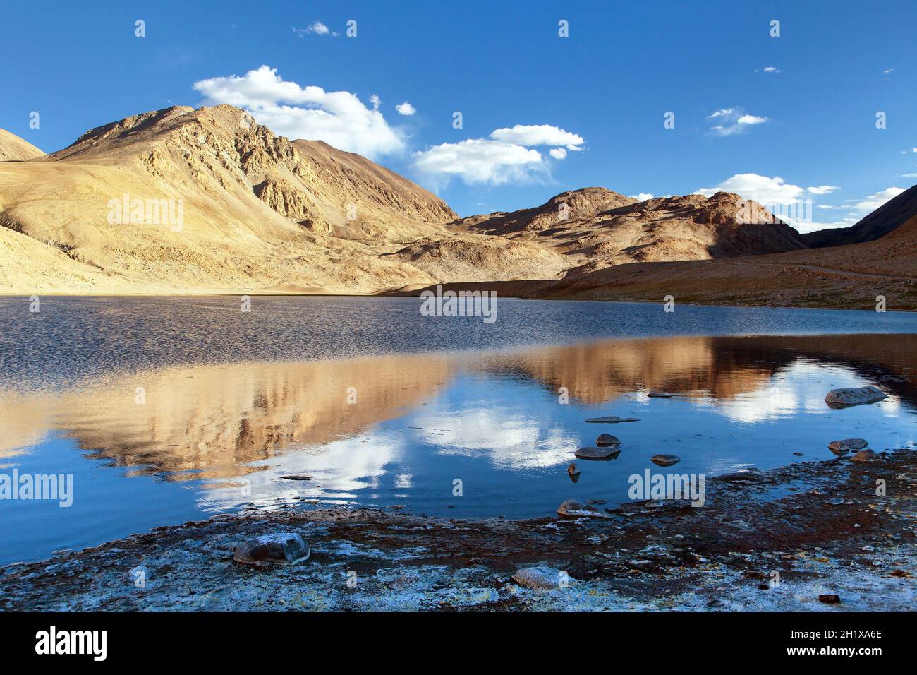 Pamir Berge in der Nähe von Pamir Autobahn, Abendansicht von kleinen See und Berge spiegeln sich in See, Tadschikistan Stockfoto