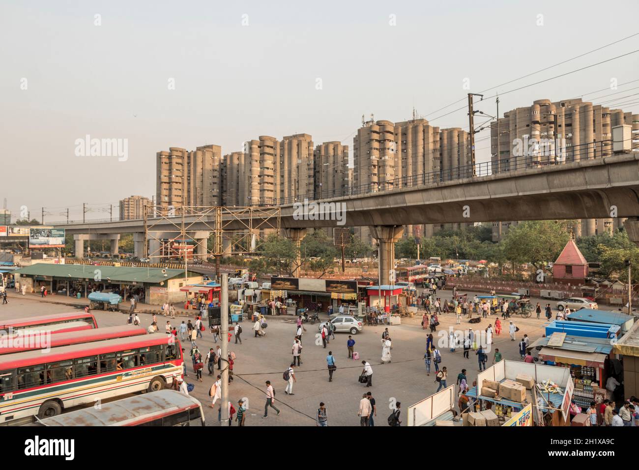 Grossen Verkehr mit TukTuks, Busse und Menschen in Neu-Delhi, Delhi, Indien Stockfoto
