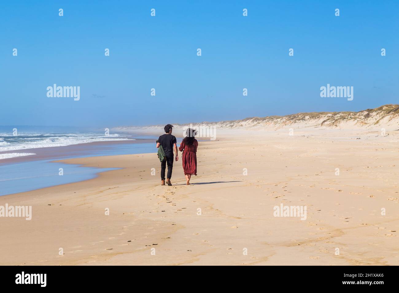 Paar am Strand in der Nähe von Sao Martinho do Porto, Portugal Stockfoto