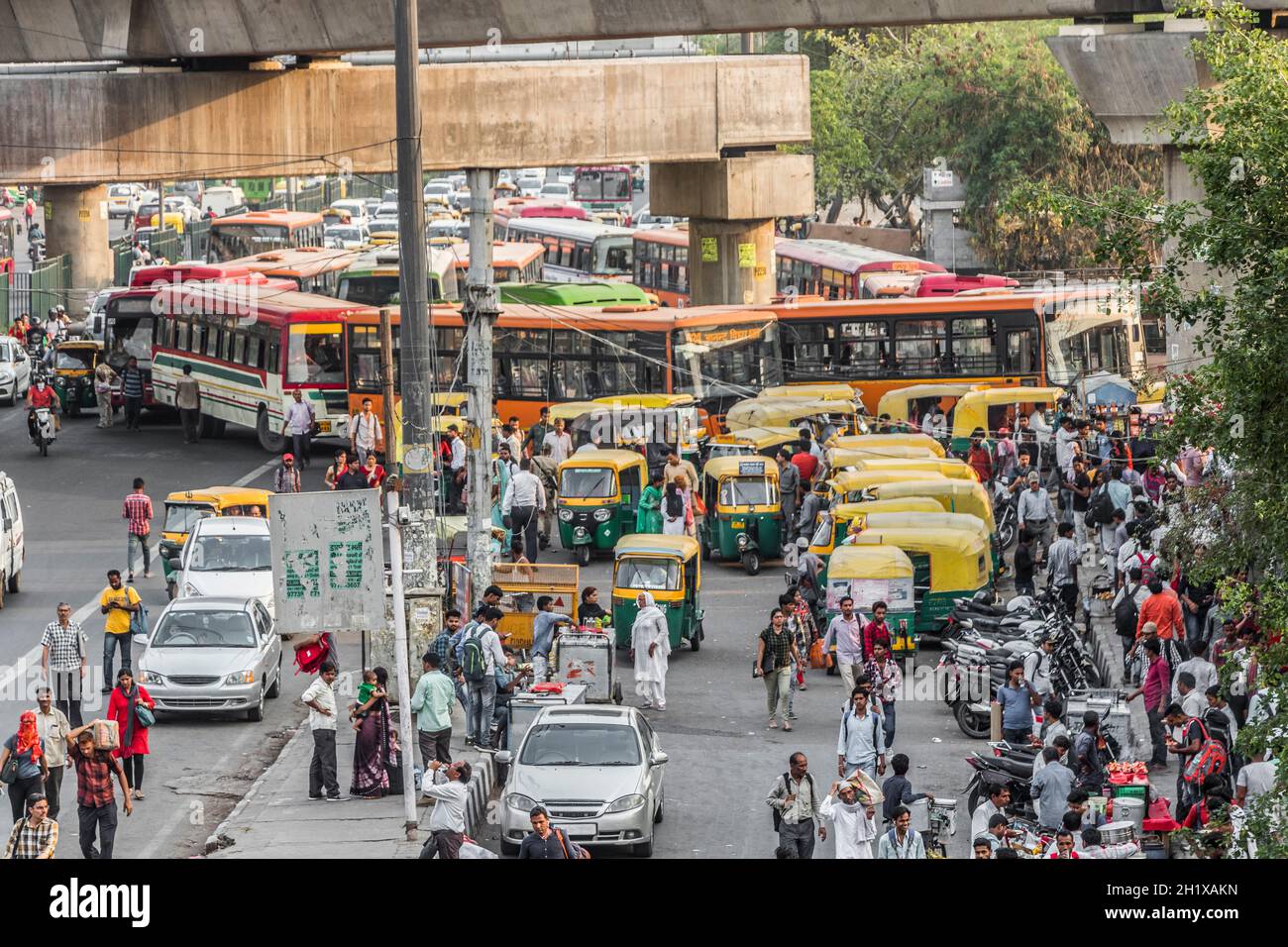 Großer Verkehr mit Tuk Tuks, Bussen und Menschen in Neu-Delhi Delhi Delhi Indien Stockfoto