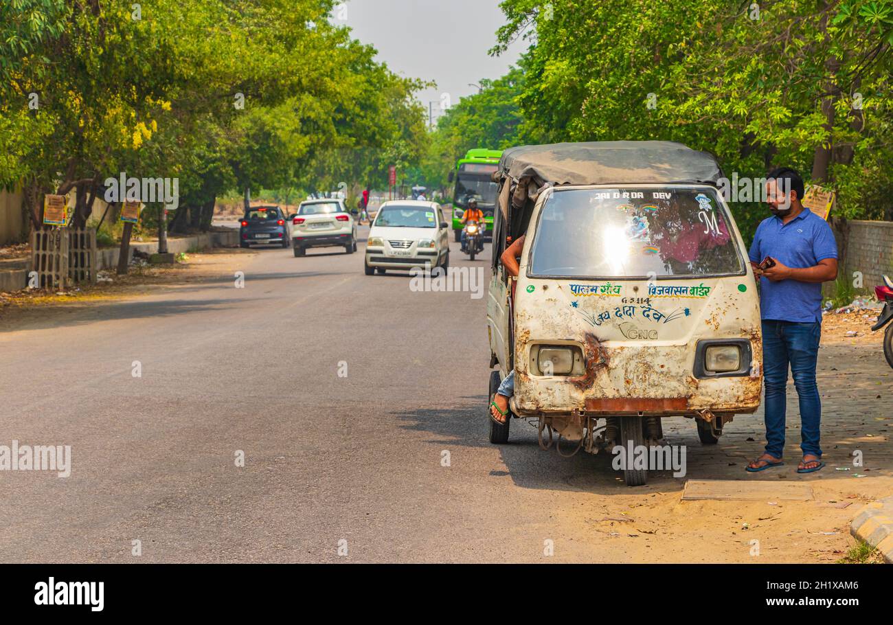 Leben und großer Verkehr mit Tuk Tuks Busse und Menschen in Neu-Delhi Delhi Indien. Stockfoto