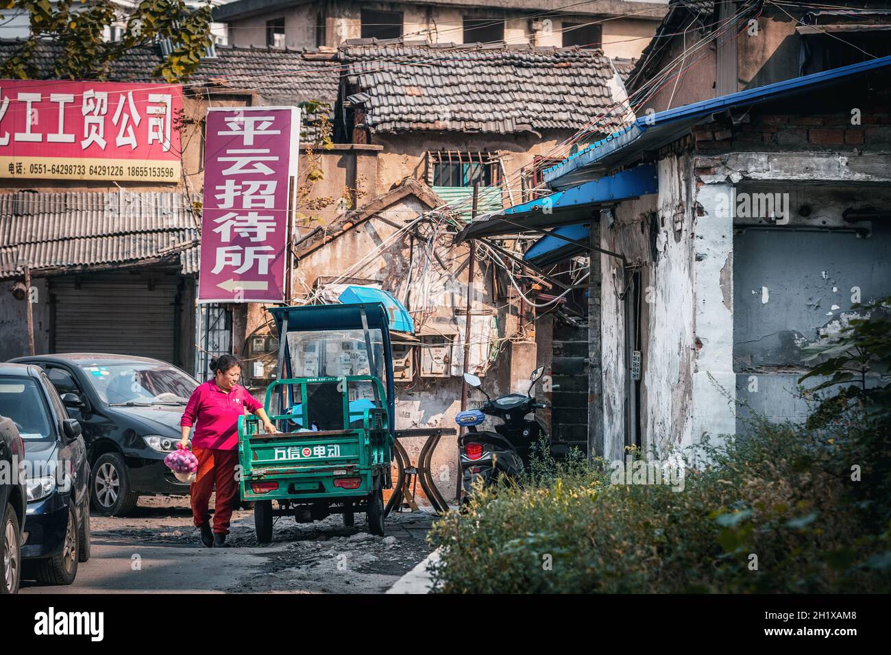 Shanghai, China - 5. November 2019: Lokale Straßengerichte an der Ninghai East Road in der Nähe des Stadtzentrums. Diese Straßengerichte sind typisch für alte Wohnhäuser Stockfoto