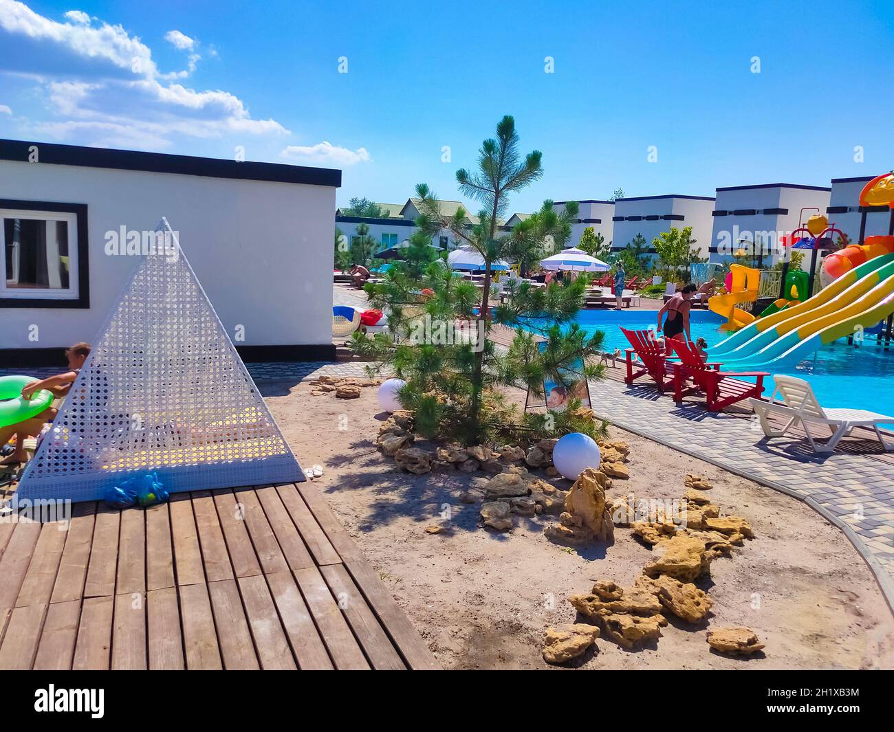 Koblevo, Ukraine - 22. August 2021: Hotel White Villas am Schwarzen Meer mit Swimmingpool und Sitzbereich Stockfoto