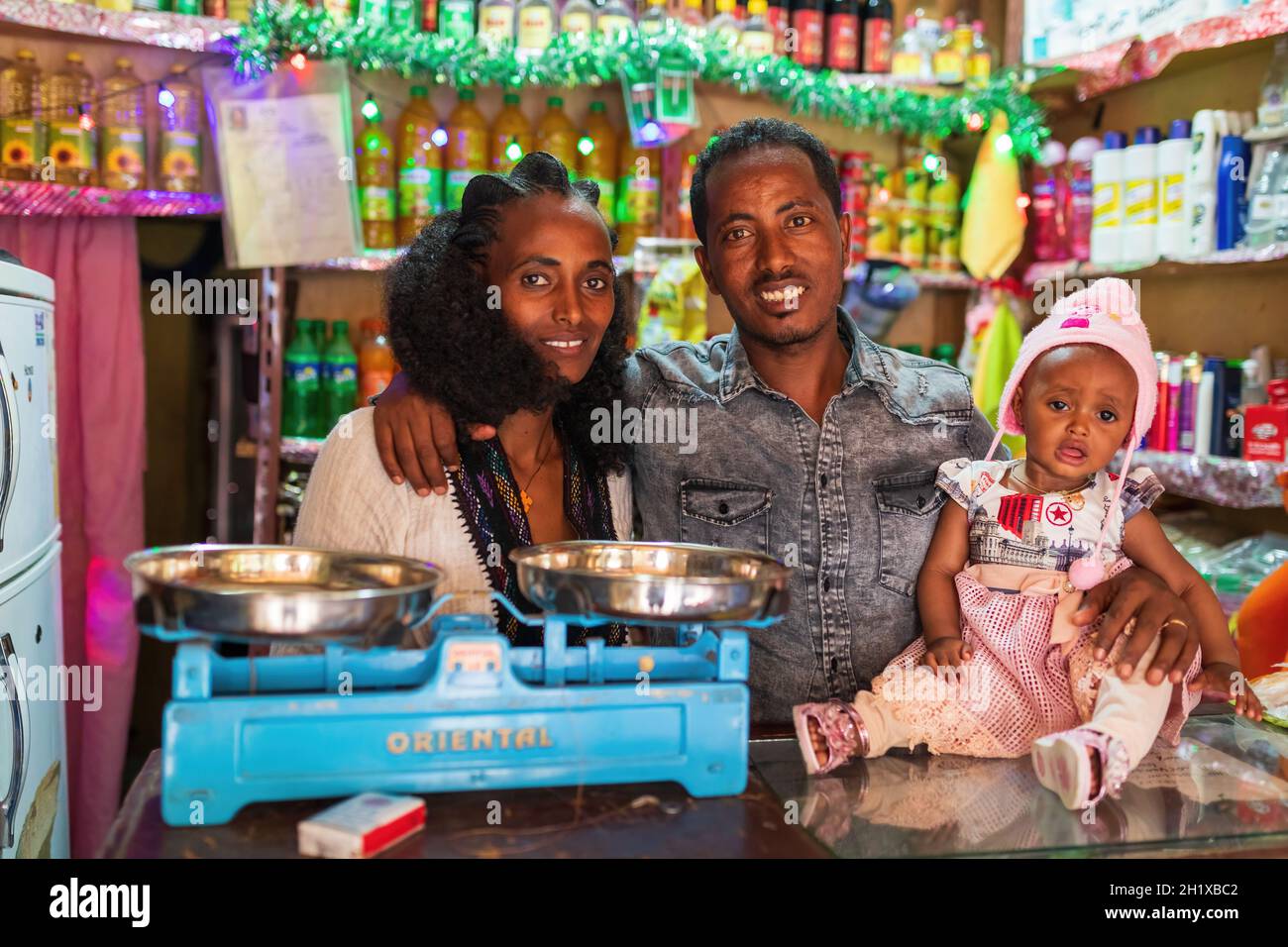 Mekelle, ÄTHIOPIEN, 29. APRIL. 2019, gewöhnliche äthiopische Familie im Geschäft auf der Straße von Mekelle, der Hauptstadt des Tigray National Regional State. Stockfoto