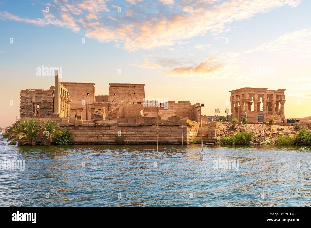 Philae Insel und Trajans Kiosk im Nil, Assuan, Ägypten. Stockfoto