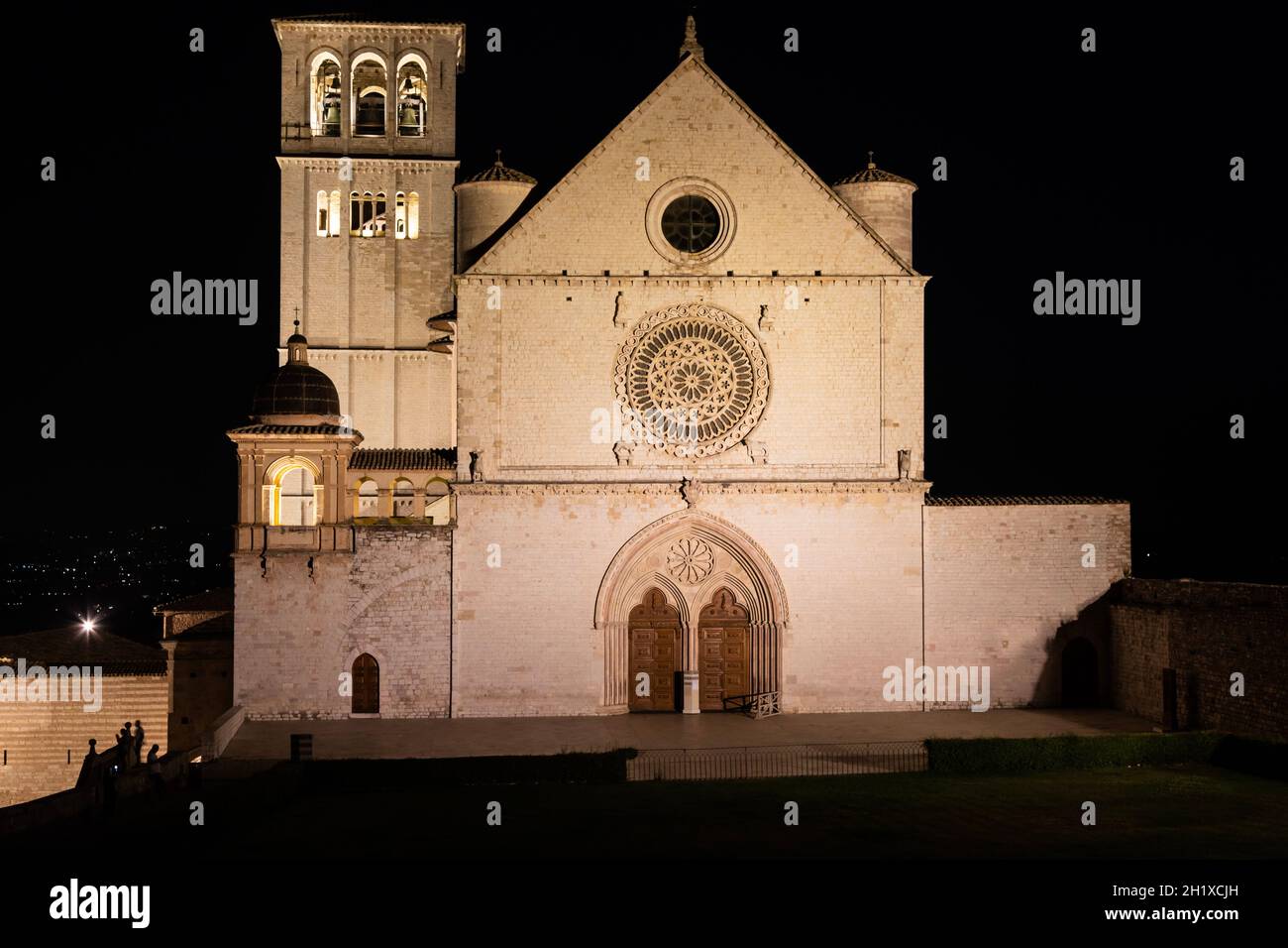 Basilika von Assisi bei Nacht in Umbrien, Italien. Die Stadt ist berühmt für die wichtigste Basilika des Heiligen Franziskus in Italien (Basilica di San Francesco) Stockfoto