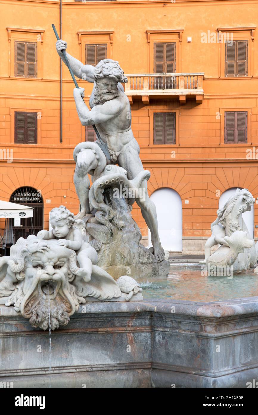 Rom, Italien - 9. Oktober 2020: Neptunbrunnen (Fontana del Nettuno) aus dem 16. Jahrhundert an der Piazza Navona. Skulptur von Neptun, der mit einem kämpft Stockfoto