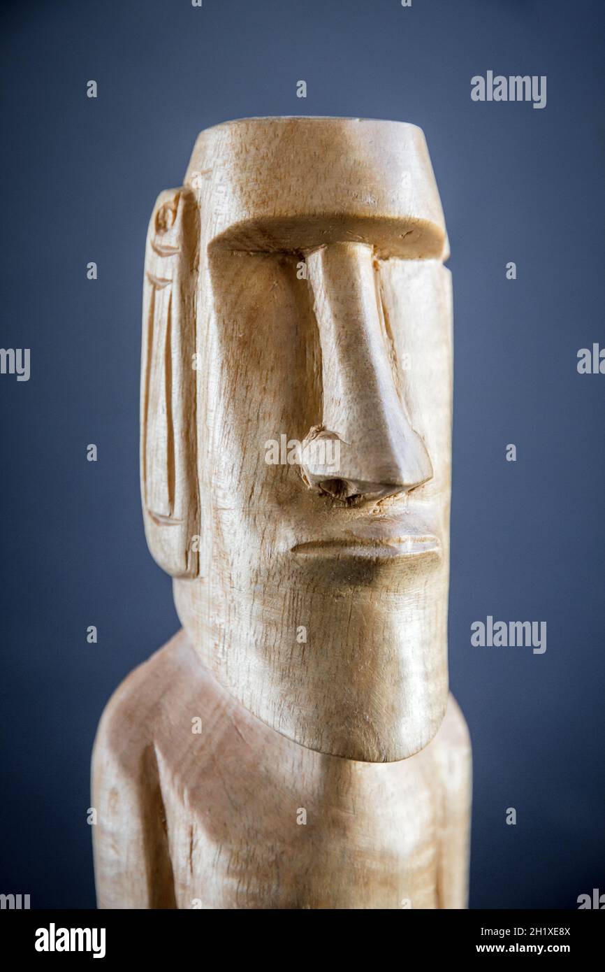 Traditionelle Holzstatue eines Moai von der Osterinsel. Dunkler Hintergrund Stockfoto