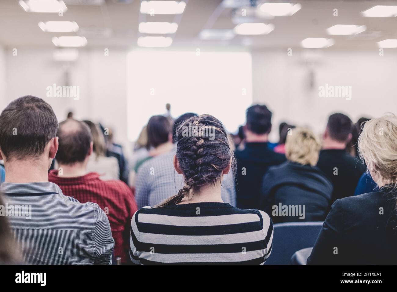 Business &amp; Entrepreneurship Symposium. Sprecherin, einen Vortrag bei Geschäftstreffen. Publikum im Konferenzsaal. Rückansicht des unbekannten Teil Stockfoto