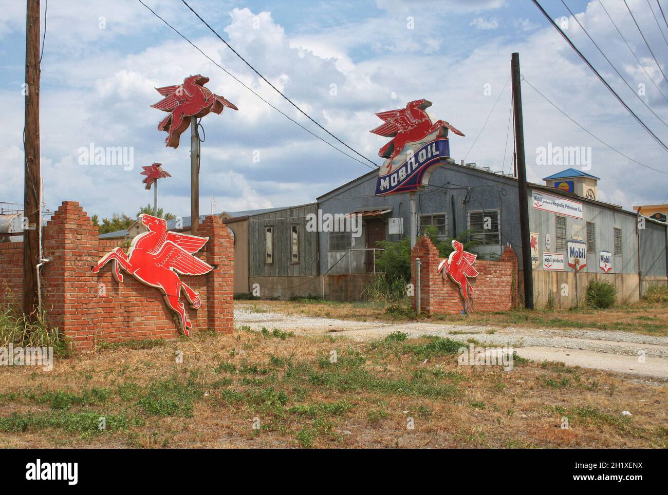 Jacksonville, TX: Vintage Mobil Oil Sign an einer verlassenen Großölstation in Jacksonville, Texas Stockfoto