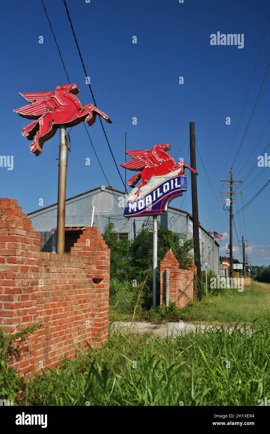 Jacksonville, TX: Vintage Mobil Oil Sign an einer verlassenen Großölstation in Jacksonville, Texas Stockfoto