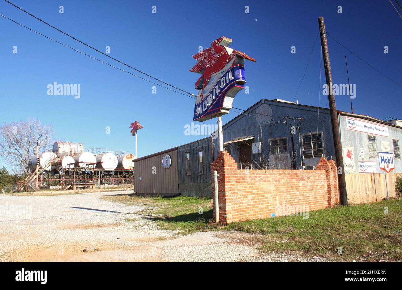 Jacksonville, TX: Vintage Mobil Oil Sign an einer verlassenen Großölstation in Jacksonville, Texas Stockfoto