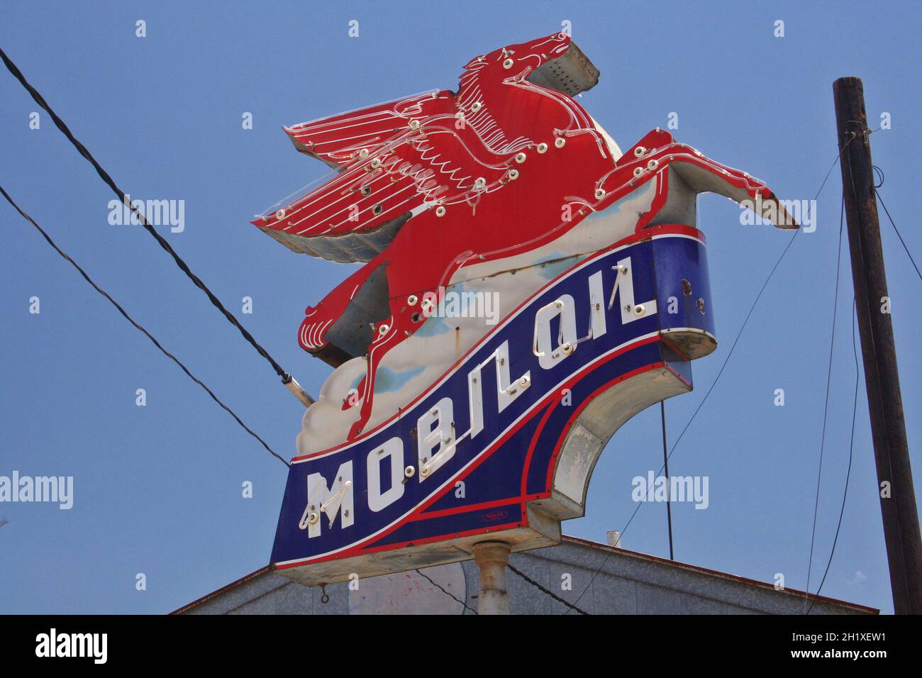 Jacksonville, TX: Vintage Mobil Oil Sign an einer verlassenen Großölstation in Jacksonville, Texas Stockfoto