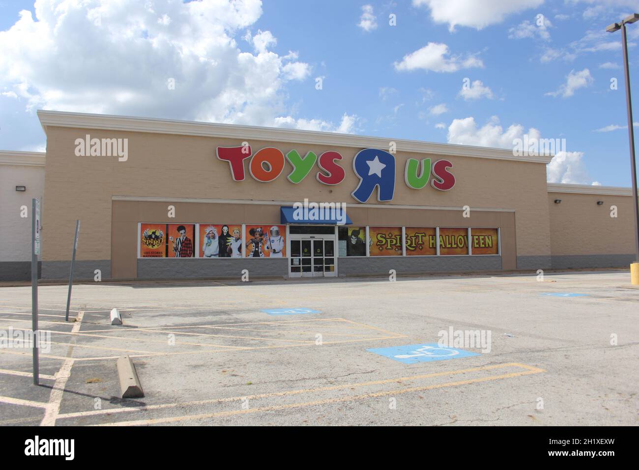 Tyler, TX - 13. September 2018: Out of Business Toys R US Store wird als Spirit Halloween Store genutzt, ein saisonales Geschäft, das sich auf Halloween dec spezialisiert hat Stockfoto