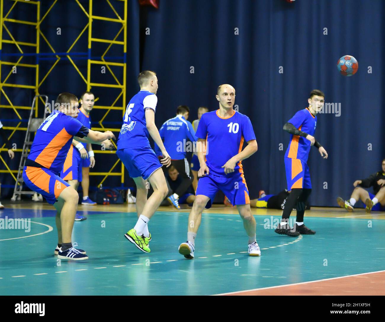 Orenburg, Russland - 12. Februar12, 2018 Jahr: Jungen spielen im Handball Internationales Handballturnier in Erinnerung an den ersten Gouverneur der Provinz Orenburg Stockfoto