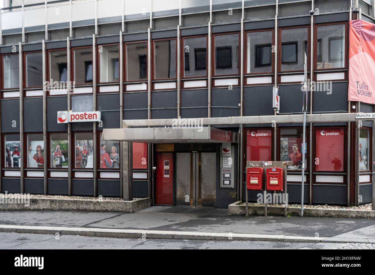 Oslo, Norwegen. September 2021. Außenansicht eines Postamtes im Stadtzentrum Stockfoto