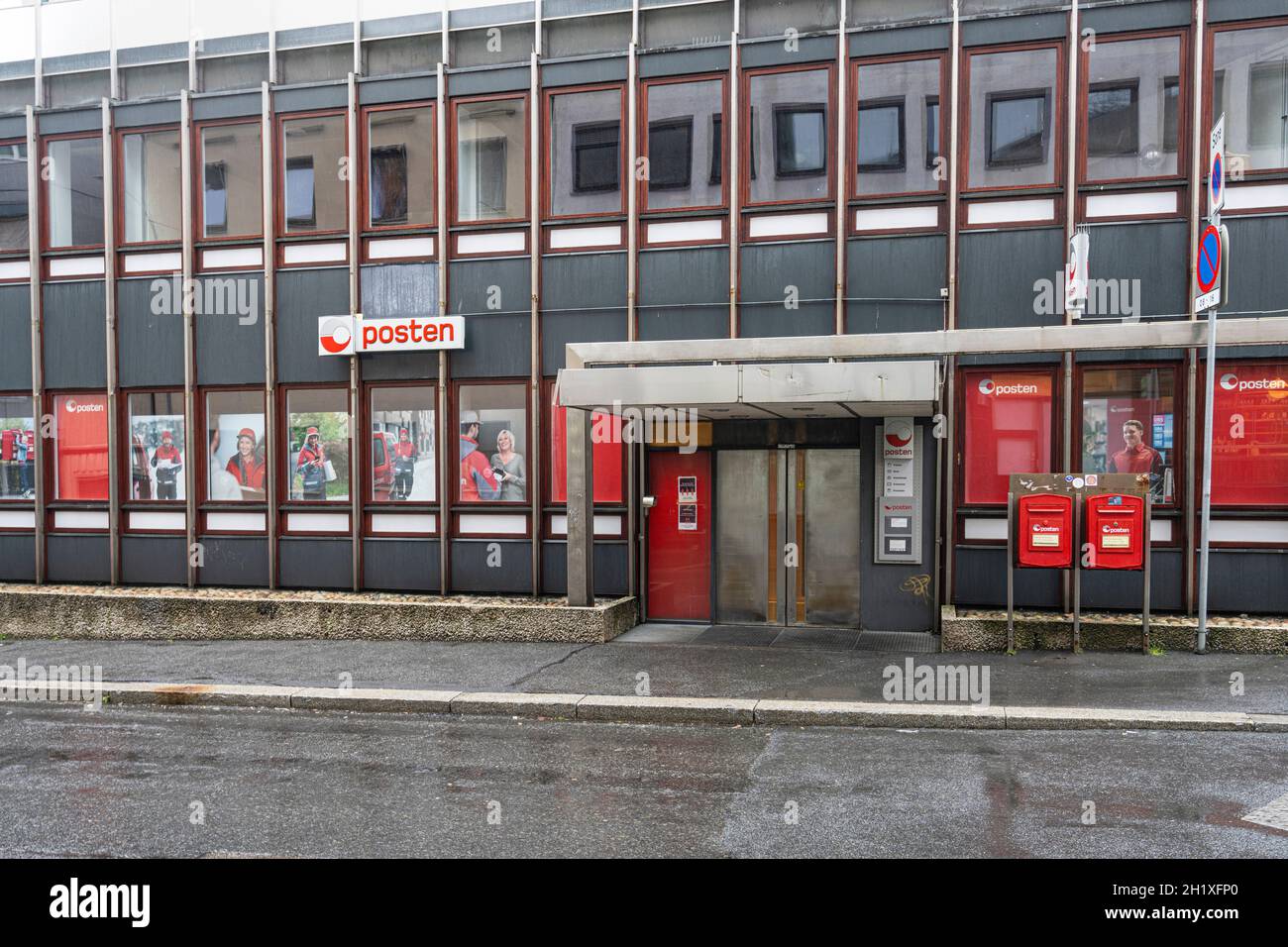 Oslo, Norwegen. September 2021. Außenansicht eines Postamtes im Stadtzentrum Stockfoto