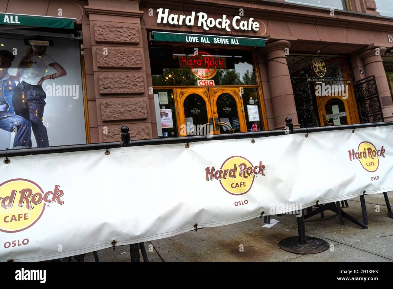Oslo, Norwegen. September 2021. Die Außenansicht des Hardf Rock Cafe in der Stadt betreten Stockfoto
