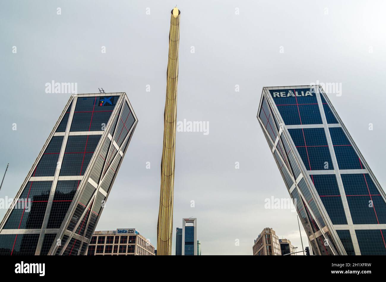 MADRID, SPANIEN - 13. SEPTEMBER 2021: Blick auf die Plaza de Castilla, Madrid, Spanien, zeigt die schrägen Gebäude der Türme des Europatores (KIO Towers) Stockfoto