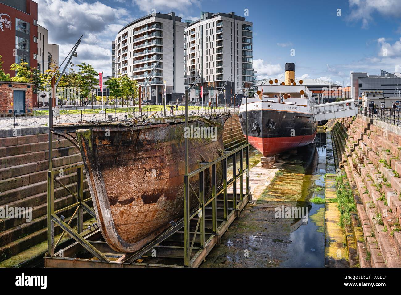 Belfast, Großbritannien, 2019. August, Teil eines Schiffswracks und der SS Nomadic, dem letzten verbliebenen Schiff der White Star Line der Welt. In Der Nähe Des Titanic Museum, Nordirland Stockfoto
