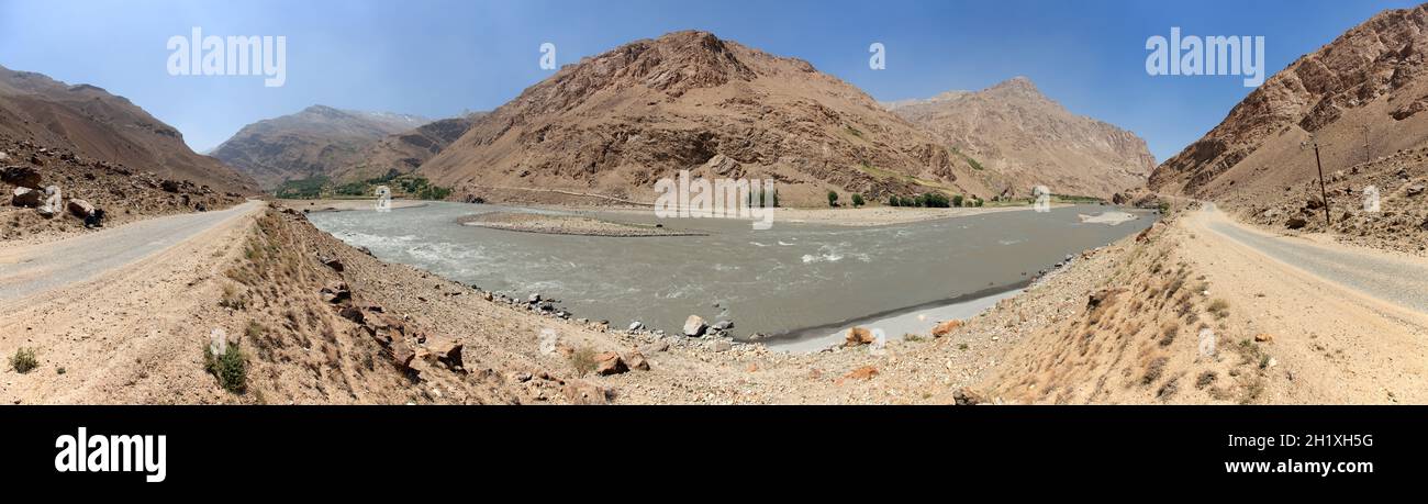 Panj-Fluss, Pamir-Gebirge und Pamir-Autobahn. Panj ist der obere Teil des Flusses Amu Darya. Grenze zwischen Tadschikistan und Afghanistan Stockfoto