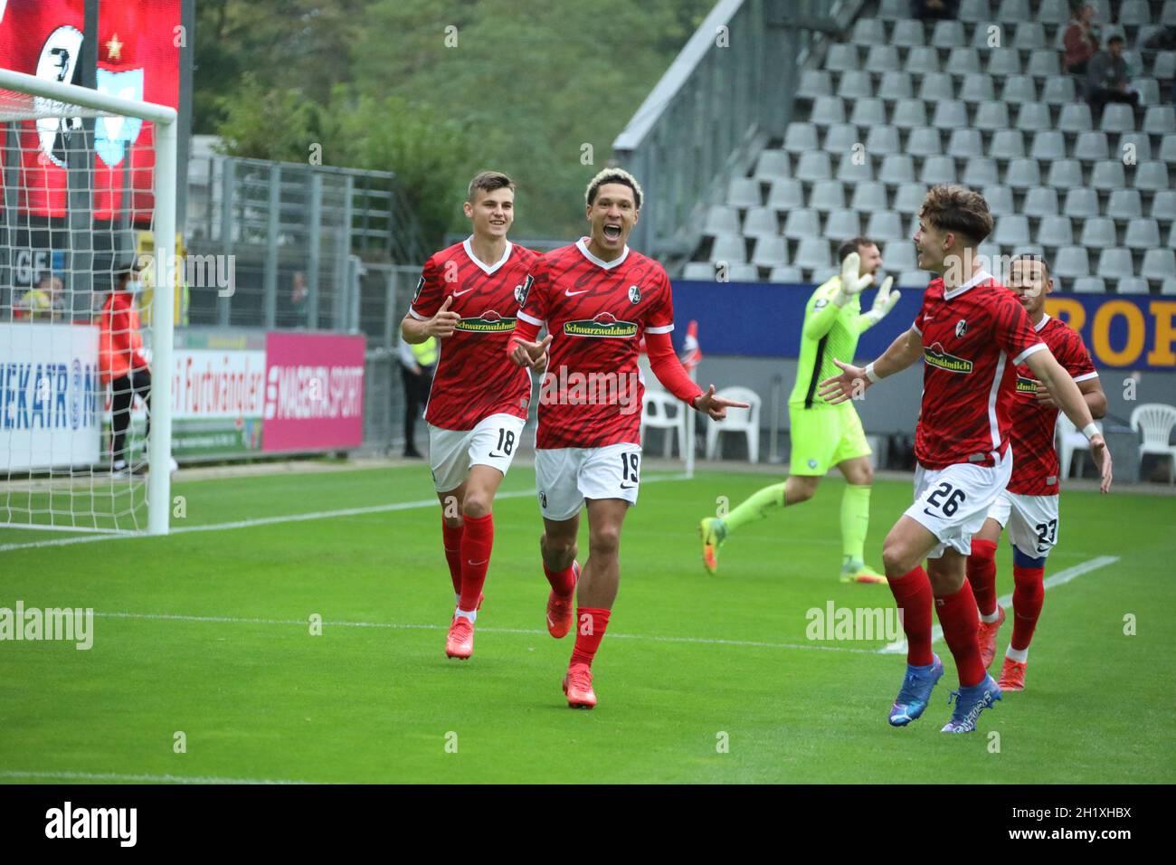 Nishan Conell Burkart (SC Freiburg II U23) bejubt sein Tor zum 1:0, mit ihm freuen sich #f^8#, Noah Weißhaupt (SC Freiburg II U23) und Barbosa da Sil Stockfoto