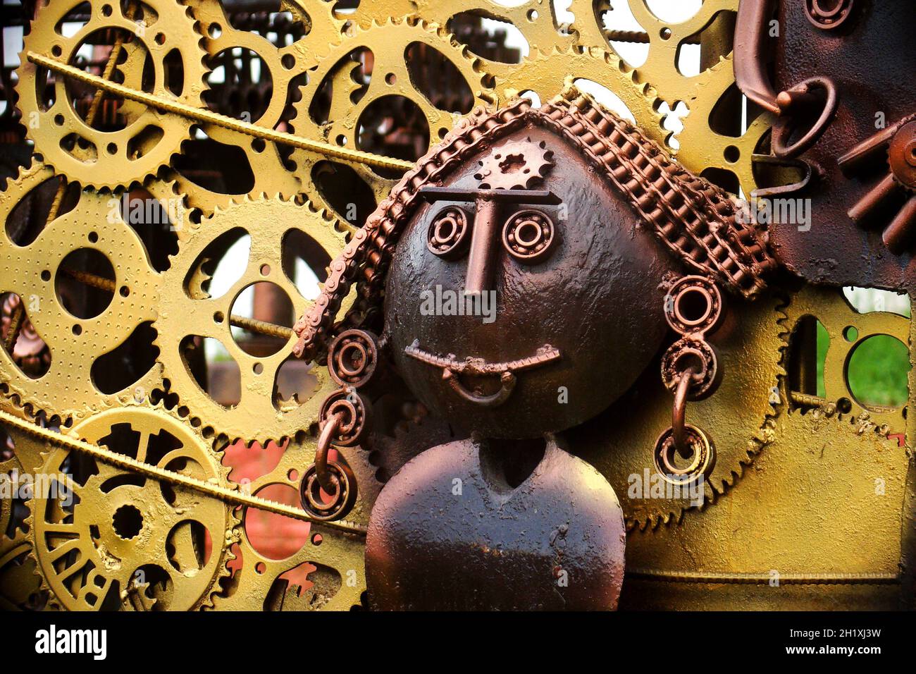 HYDERABAD, INDIEN-JANUAR 17,2018: Nahaufnahme der Metallkunst oa Tribal Woman in einem öffentlichen Park Stockfoto