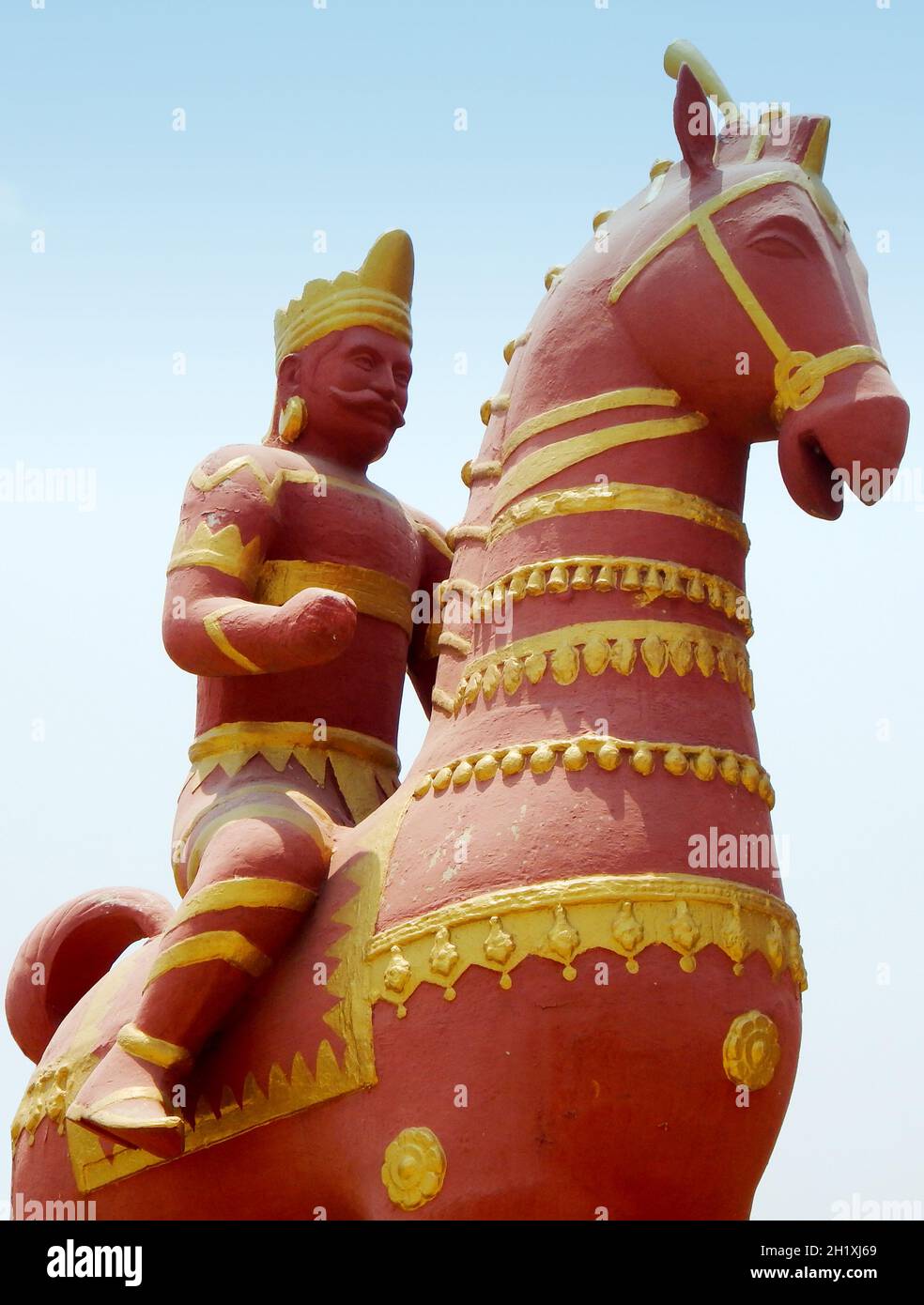 Blick auf den Mann, der auf einer Terrakotta-Statue auf dem Pferd gegen den blauen Himmel im öffentlichen Park reitet Stockfoto