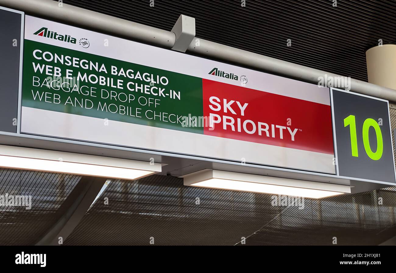 Catania, Italien, August 2021: Informationstafel des Alitalia-Schaltes im Flughafen Catania. Gepäckaufgabe und -Check-in. Die Alitalia-Fluggesellschaft wi Stockfoto