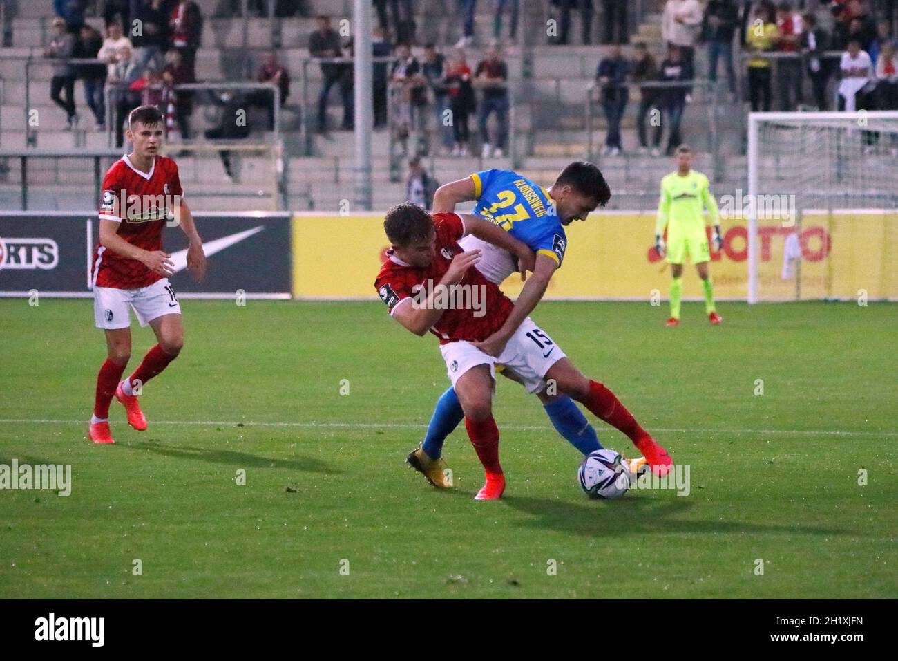 Griechische-Römisch gegen Kehl Lars (SC Freiburg II U23) und Danilo Wiebe (Eintracht Braunschweig) im Spiel der 3. FBL: 21-22: 7. Spt. SC Freiburg II vs Stockfoto