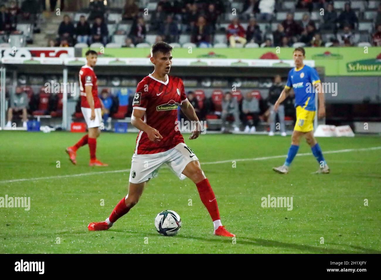 Yannik Engelhardt (SC Freiburg II U23) im Spiel der 3. FBL: 21-22: 7. Spt. SC Freiburg II vs Eintracht Braunschweig die DFL-VORSCHRIFTEN VERBIETEN JEDE NUTZUNG Stockfoto