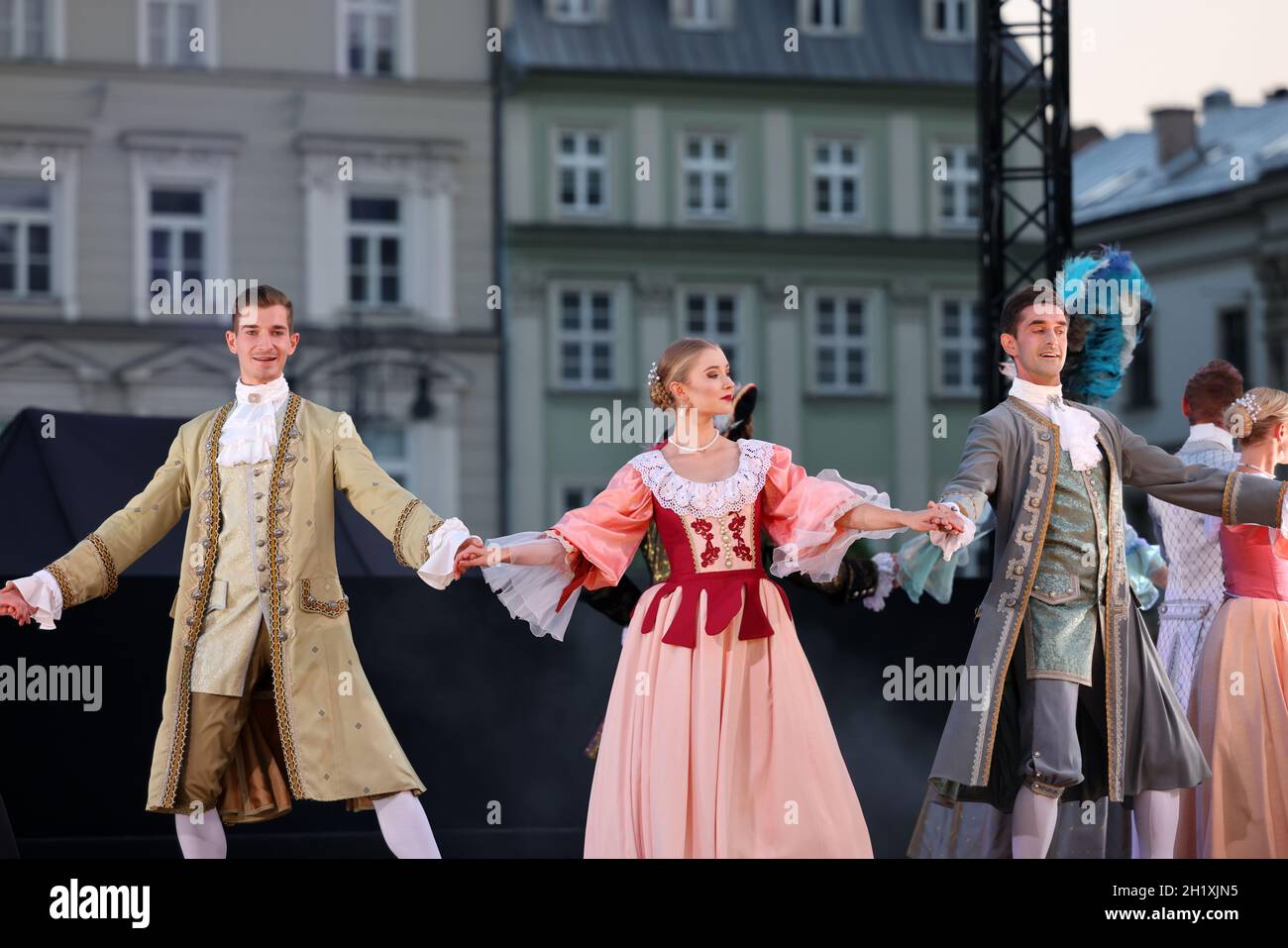 Krakau, Polen - 25. Juli 2021: Künstler in Kostümen, die während einer Show von Hoflänzen auf dem Hauptmarkt im Rahmen des 22. Cr Stockfoto